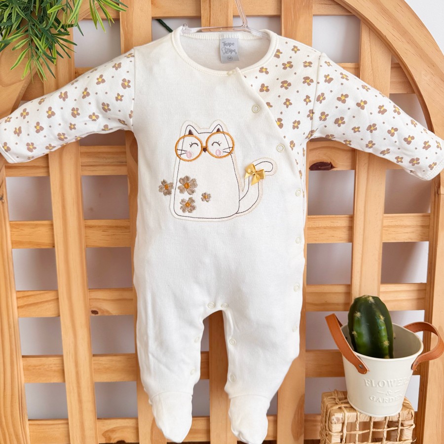 Macacão Trape Zape- Gatinha com Óculos - Off White com Flores Beges